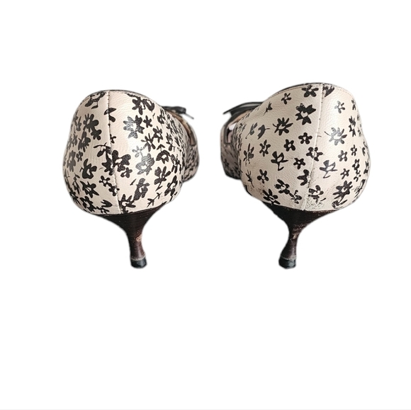 Moschino vintage with the small heels cream and brown leather shoes. Size 7 - Picture 3 of 4